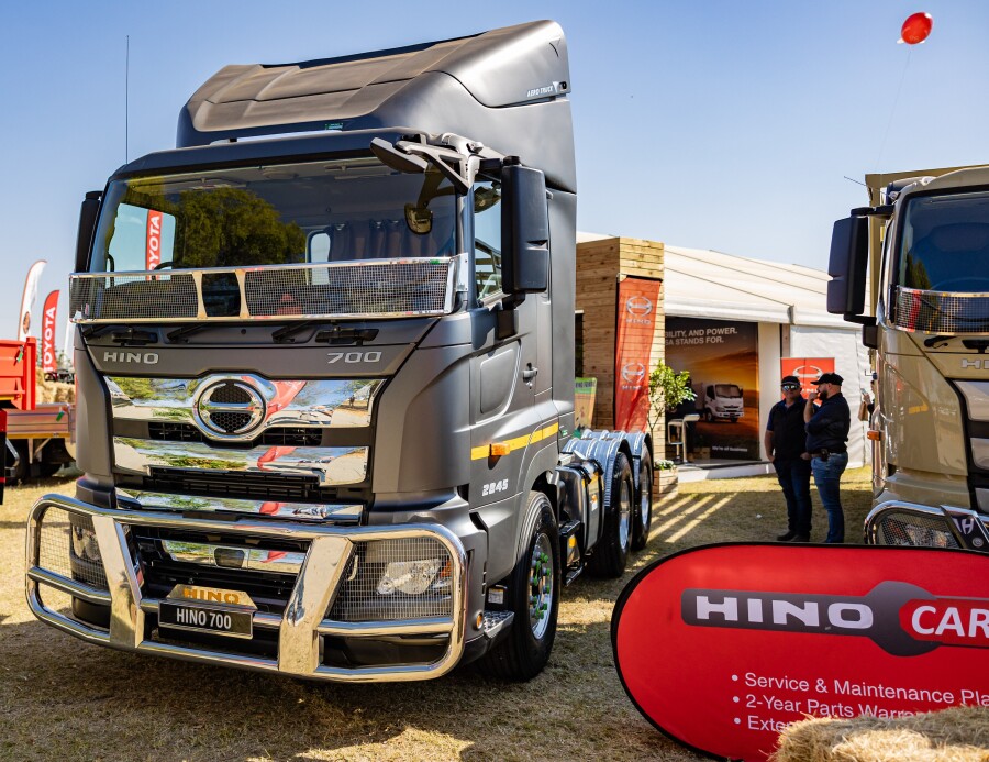 Hino 700