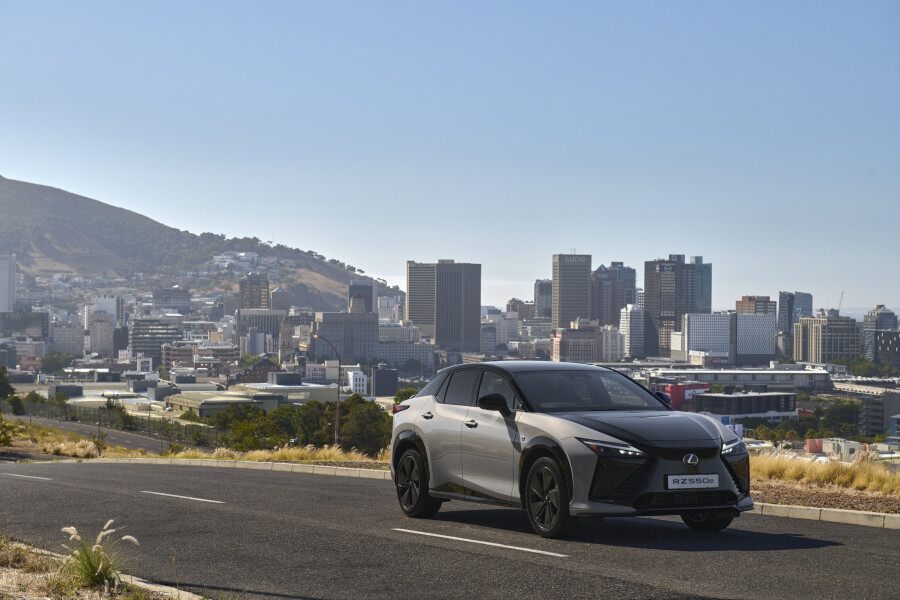 Lexus RZ 550e
